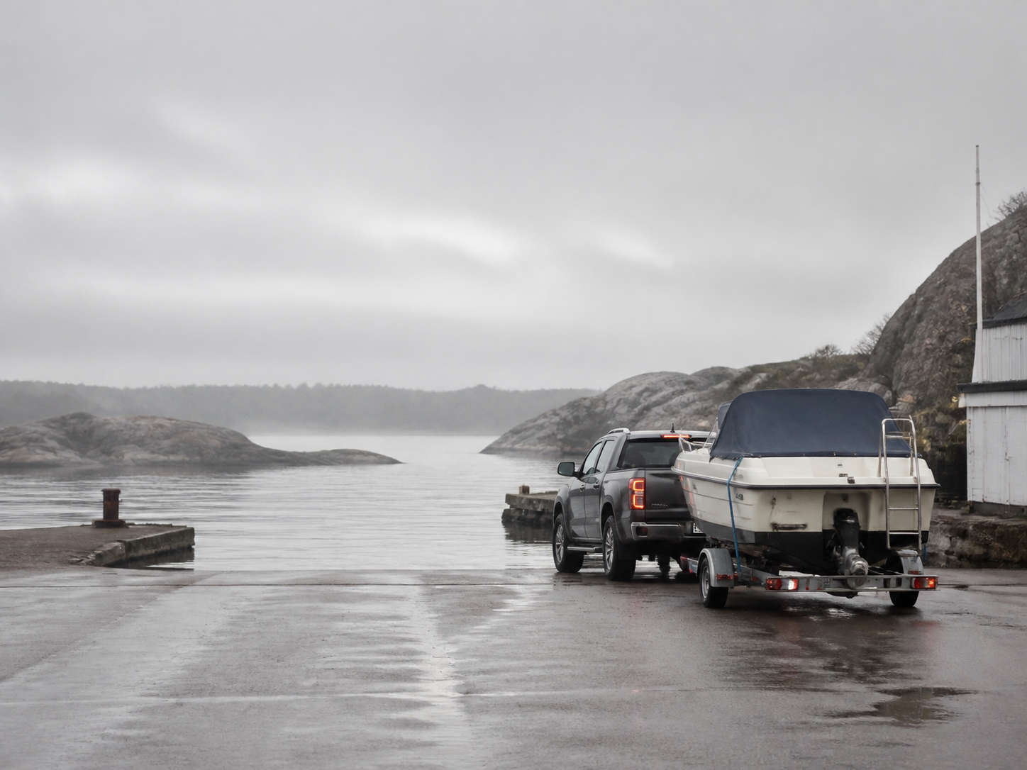Båt som transporteras tryggt på trailer